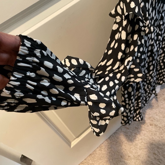 Chico’s Ruffle Dot Print Top Size 4 Black White Abstract Dalmatian Dots Career - Picture 6 of 9
